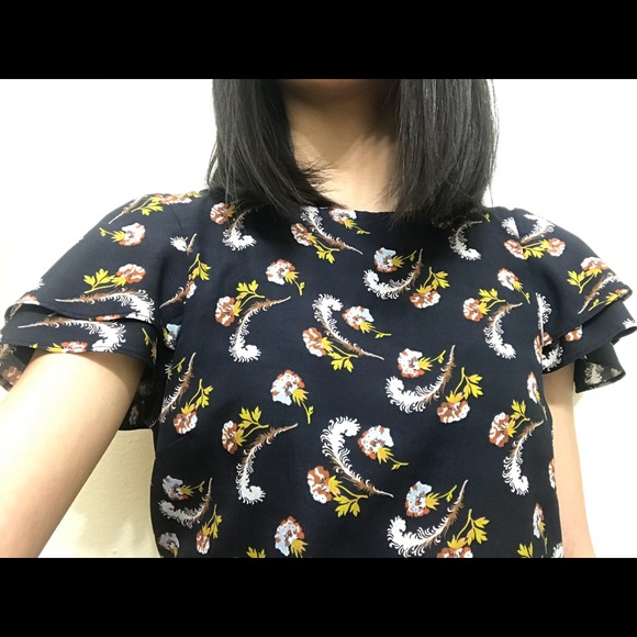 BANANA REPUBLIC SATIN TOP - Picture 2 of 3